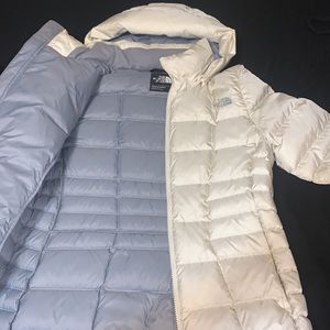 Women’s north face coat size medium!!